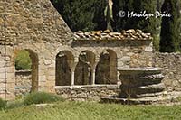 Cloister and well, Abbey de Sant' Altimo, Tuscany, Italy